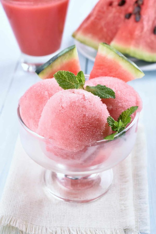 How to Craft a Gourmet Wild Berry and Hibiscus Sorbet with a Prosecco Float?